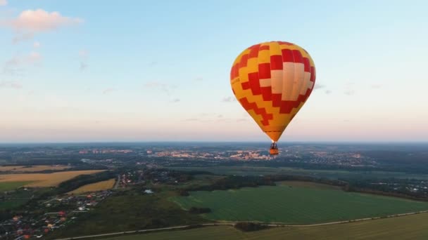 Balon na ogrzane powietrze w niebo nad polem. — Wideo stockowe