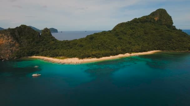 Trópusi tengerpart hajók, légi felvétel. Trópusi sziget. — Stock videók