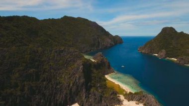 Tropik ada ve kumlu plajları, havadan görünümü. El Nido