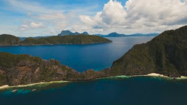 Tropik ada ve kumlu plajları, havadan görünümü. El Nido