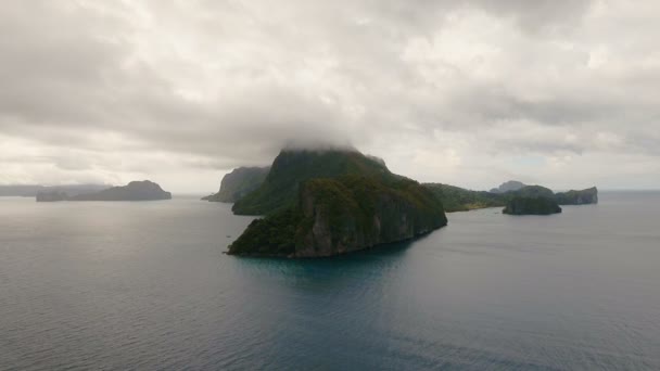 A gyönyörű öbölben hegyek, sziklák légifelvételek. Trópusi szigetek. — Stock videók