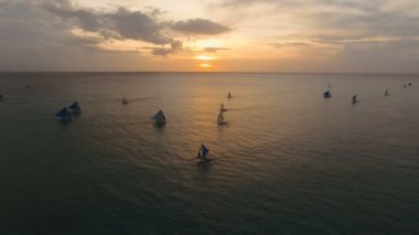Deniz, hava görünümünü üzerinde güzel gün batımı. Boracay Adası Filipinler.