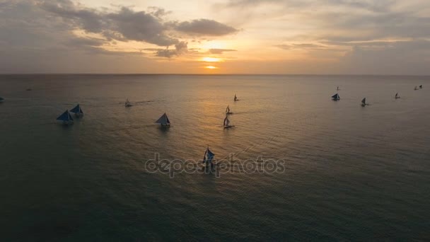 Vacker solnedgång över havet, Flygfoto. Boracay island Filippinerna. — Stockvideo