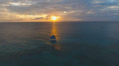 Deniz, hava görünümünü üzerinde güzel gün batımı. Boracay Adası Filipinler.
