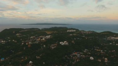 Deniz, ada havadan görünümü üzerinde güzel gün batımı. Boracay Adası Filipinler.
