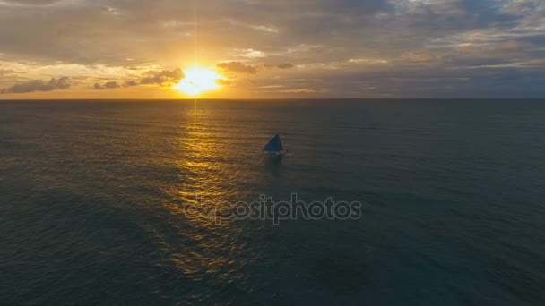 Prachtige zonsondergang boven zee, luchtfoto. Boracay island, Filippijnen. — Stockvideo