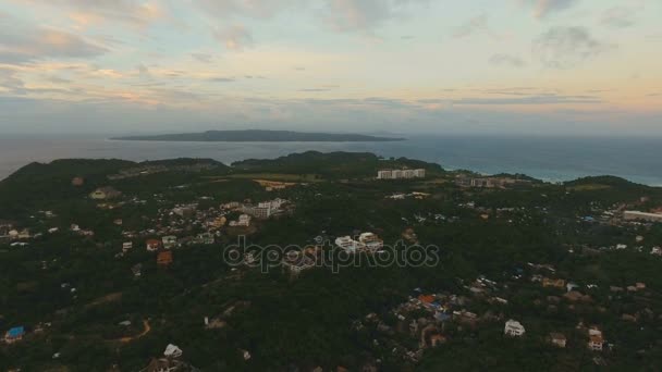 Deniz, ada havadan görünümü üzerinde güzel gün batımı. Boracay Adası Filipinler. — Stok video