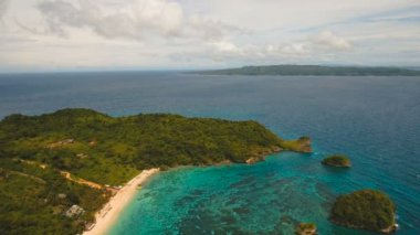 Tropikal adada hava manzaralı güzel bir plaj. Filipinler Boracay Adası.