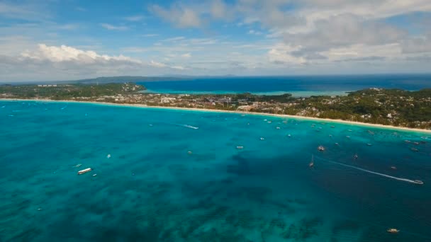 Légi kilátás gyönyörű strand a trópusi szigeten. Boracay-sziget Fülöp-szigetek. — Stock videók