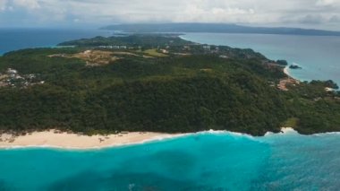 Tropikal adada hava manzaralı güzel bir plaj. Filipinler Boracay Adası.