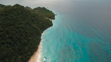 Tropikal adada hava manzaralı güzel bir plaj. Filipinler Boracay Adası.