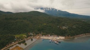 Deniz yolcu feribot liman havadan görünümü. Camiguin Island, Filipinler.