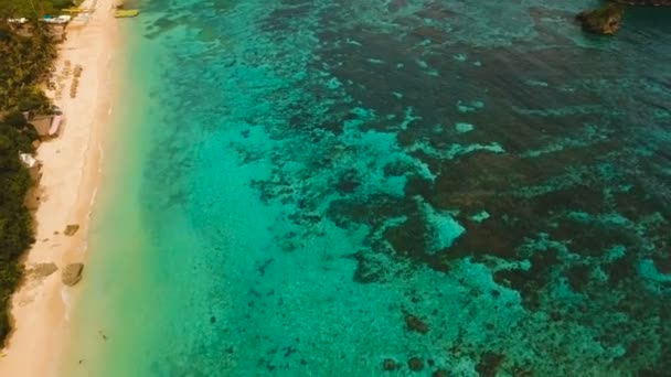 Luftaufnahme schönen tropischen Insel und Sandstrand. Boracay-Inselphilippinen. — Stockvideo