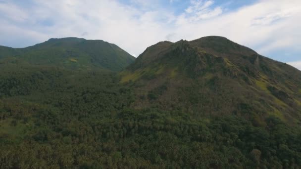 Forêt tropicale dans les montagnes. Camiguin île de Philippines .