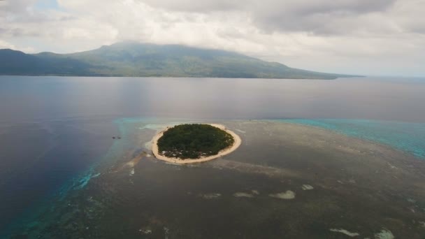 Flygfoto vackra stränder på tropisk ö. Mantigue island Filippinerna. — Stockvideo