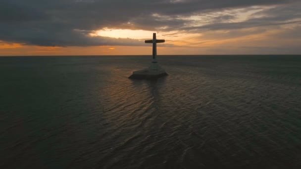 Catholic cross in the sea. — Stock Video