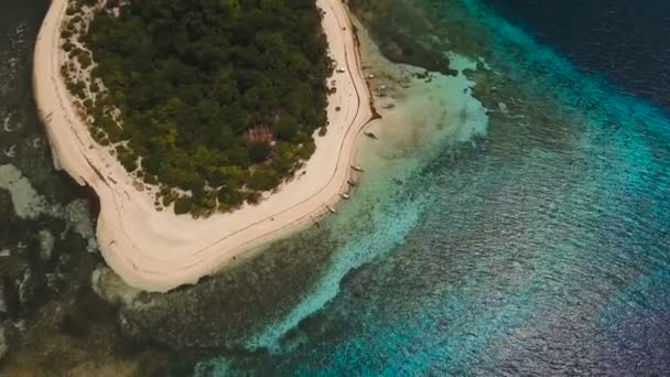 Luftaufnahme schöner Strand auf tropischer Insel. Mantigue-Insel Philippinen. — Stockvideo