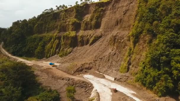 山の道で地すべり。フィリピン カミギン島. — ストック動画