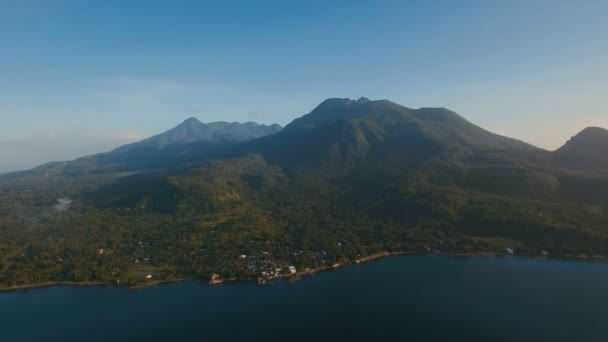 Letecký pohled na tropickém ostrově s sopečného písku pláží překrásného pobřeží. Camiguin island Filipíny. — Stock video