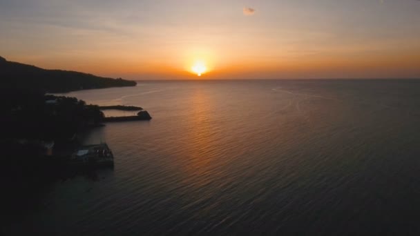 Vacker solnedgång eller soluppgång över havet, Flygfoto. Filippinerna. — Stockvideo