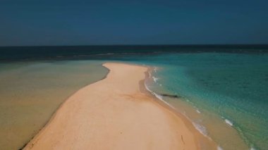 Havadan görünümü güzel plaj tropikal adada. Camiguin Adası Filipinler.