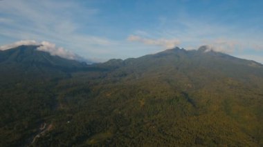 Tropikal orman ile Dağları. Camiguin Adası Filipinler.