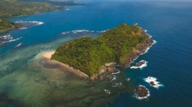 Tropik ada, plaj, kayalar ve dalgalar deniz manzarası. Catanduanes, Filipinler.
