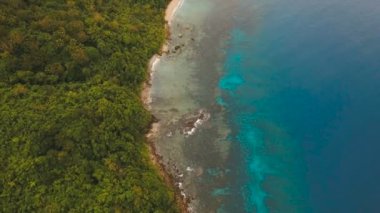 Tropik ada, plaj, kayalar ve dalgalar deniz manzarası. Catanduanes, Filipinler.