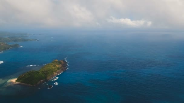 Zeegezicht met tropisch eiland, strand, rotsen en golven. Catanduanes, Luzon. — Stockvideo