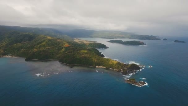 Zeegezicht met tropisch eiland, strand, rotsen en golven. Catanduanes, Luzon. — Stockvideo