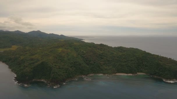 Seascape med tropisk ö, strand, klippor och vågor. Catanduanes, Filippinerna. — Stockvideo