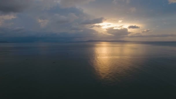 Hermosa puesta de sol sobre el mar, vista aérea.Catanduanes — Vídeo de stock