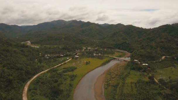 Mountain River i regnskogen. Camiguin island Filippinerna. — Stockvideo