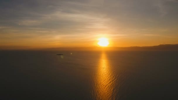 Hermosa puesta de sol sobre el mar, vista aérea.Cebú — Vídeos de Stock