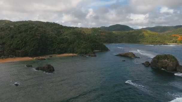 Capa marinha com ilha tropical, praia, rochas e ondas. Catanduanes, Filipinas . — Vídeo de Stock