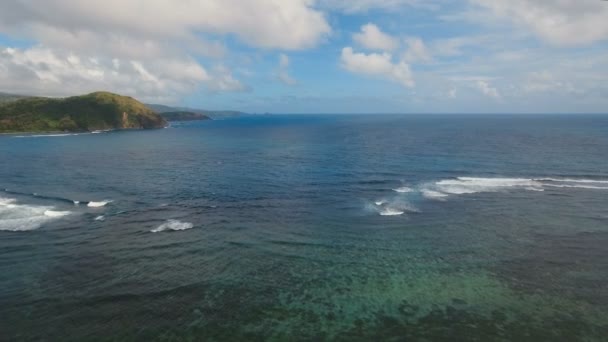 Capa marinha com ilha tropical, praia, rochas e ondas. Catanduanes, Filipinas . — Vídeo de Stock