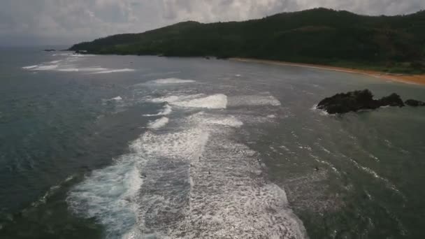 Letecký pohled na surfaři na vlnách. Catanduanes, Filipíny. — Stock video