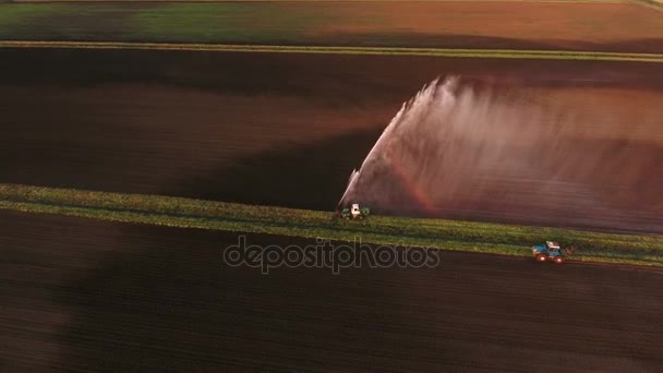 Vista aérea: Sistema de irrigação regando um campo agrícola. — Vídeo de Stock