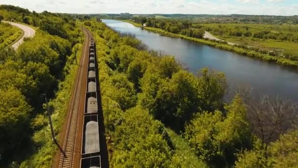 Nákladní vlak na železnici — Stock video