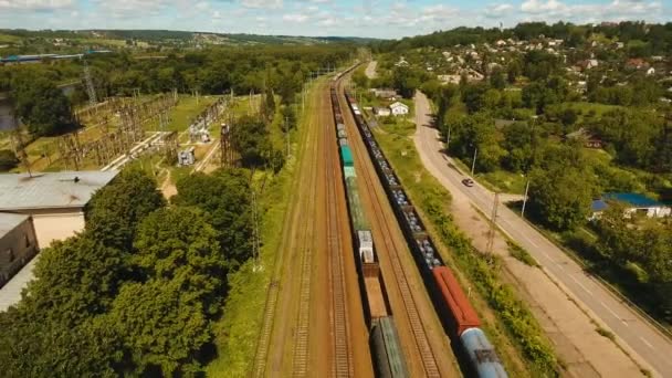 Грузовой поезд на железной дороге — стоковое видео