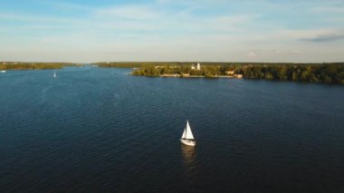 Gölde yelkenli tekne.