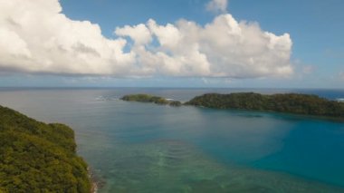 Havadan görünümü tropikal lagün, deniz, plaj. Tropik ada. Catanduanes, Filipinler.