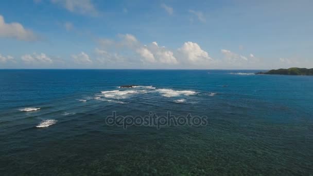 Kayalar ve dalgalar deniz manzarası. Catanduanes, Filipinler. — Stok video