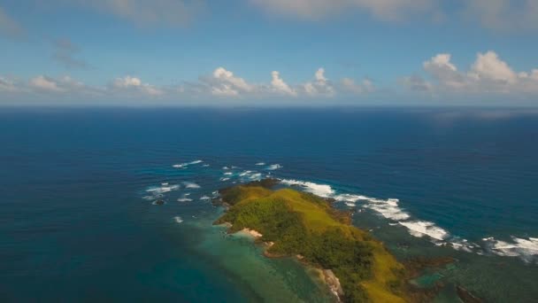 撮シースケープは、熱帯の島、ビーチ、岩と波。カタンドゥアネス、フィリピン. — ストック動画