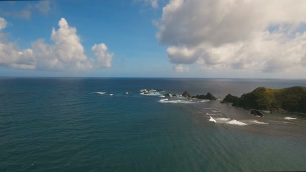 Tropik ada, plaj, kayalar ve dalgalar deniz manzarası. Catanduanes, Filipinler. — Stok video