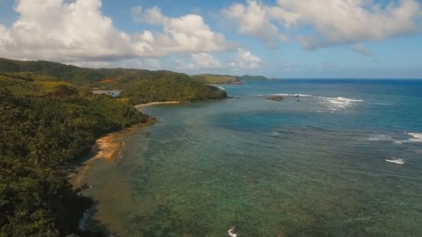 Laut dengan pulau tropis, pantai, batu dan gelombang. Catanduanes, Filipina . — Stok Video