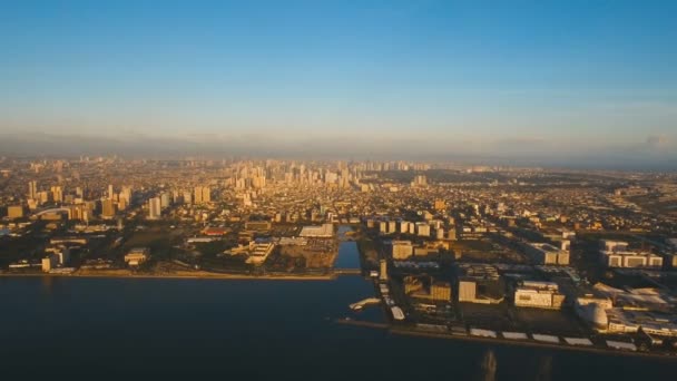 Letecké město s mrakodrapy a budovami. Filipíny, Manila, Makati. — Stock video
