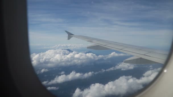 Utsikt från ett flygplansfönster på havet. — Stockvideo