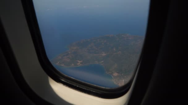 Vista dal finestrino di un aereo sull'oceano. — Video Stock