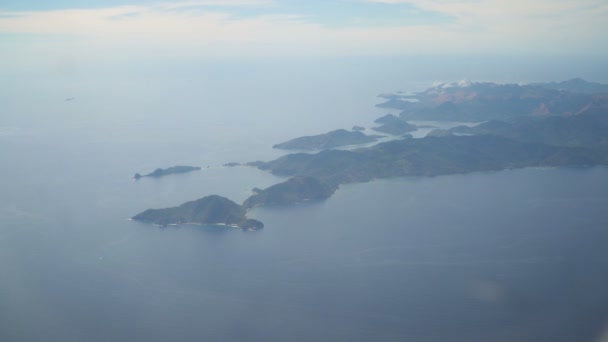 Vue depuis une fenêtre d'avion sur l'océan. — Video